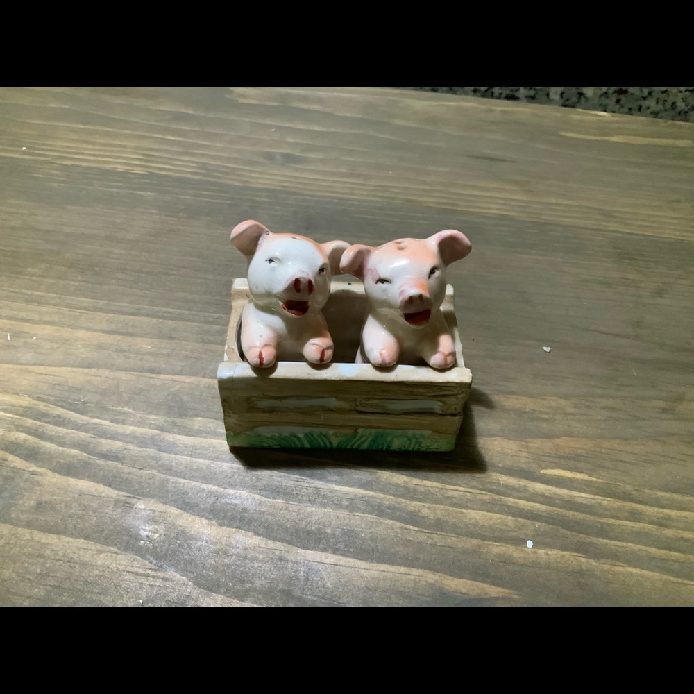Occupied Japan - baby pigs in a pen - S&P shakers